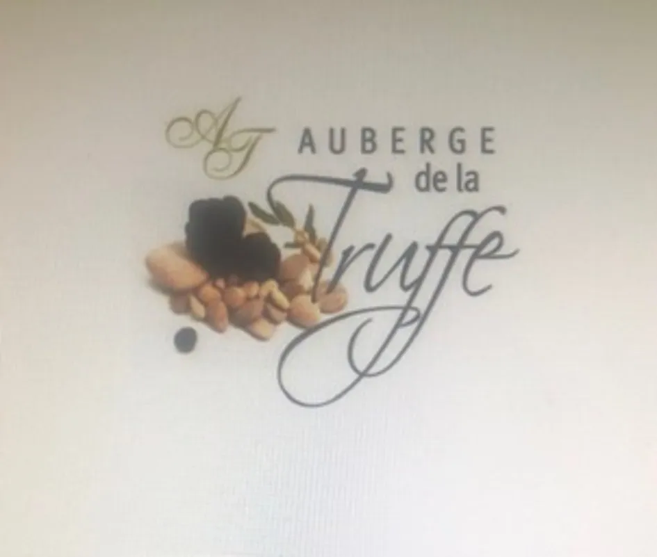 At Auberge De La Truffe est une marque déposée par AUBERGE DE SORGES