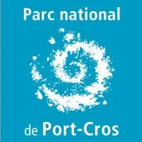 Voici le logo de la marque PARC NATIONAL DE PORT CROS qui représente son identité graphique.