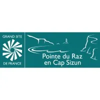 Voici le logo de la marque SYNDICAT MIXTE DU GRAND SITE POINTE DU RAZ EN CAP SIZUN qui représente son identité graphique.