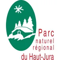 Voici le logo de la marque SYNDICAT MIXTE DU PARC NATUREL REGIONAL DU HAUT JURA qui représente son identité graphique.
