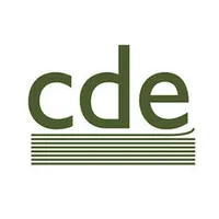Voici le logo de la marque CENTRE DE DIFFUSION DE L'EDITION (CDE) qui représente son identité graphique.