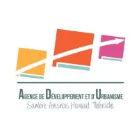 Voici le logo de la marque AGENCE DE DEVELOPPEMENT ET D'URBANISME DE LA SAMBRE AVESNOIS HAINAUT THIERACHE (ADUSAHT) qui représente son identité graphique.