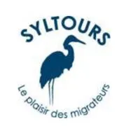 Voici le logo de la marque SYLTOURS qui représente son identité graphique.