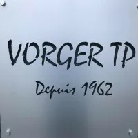 Voici le logo de la marque VORGER T.P. qui représente son identité graphique.