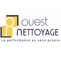 Voici le logo de la marque OUEST NETTOYAGE qui représente son identité graphique.