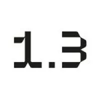 Voici le logo de la marque UN POINT TROIS qui représente son identité graphique.