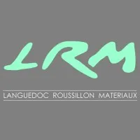 Voici le logo de la marque LANGUEDOC ROUSSILLON MATERIAUX (LRM) qui représente son identité graphique.