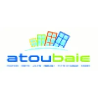 Voici le logo de la marque ATOUBAIE qui représente son identité graphique.