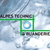 Voici le logo de la marque ALPES TECHNIC BUANDERIE qui représente son identité graphique.
