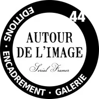 Voici le logo de la marque AUTOUR DE L IMAGE qui représente son identité graphique.
