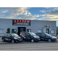 Voici le logo de la marque ABAKOM/KM INFORMATIQUE qui représente son identité graphique.