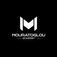 Voici le logo de la marque MOURATOGLOU ACADEMY (MOURATOGLOU TENNIS ACADEMY) qui représente son identité graphique.