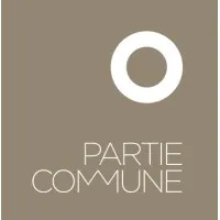 Voici le logo de la marque PARTIE COMMUNE qui représente son identité graphique.