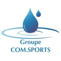 Voici le logo de la marque COM. SPORTS qui représente son identité graphique.