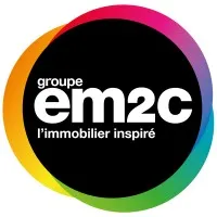 Voici le logo de la marque EM2C GROUPE qui représente son identité graphique.