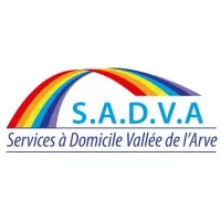 Voici le logo de la marque SERVICES A DOMICILE VALLEE DE L ARVE (SADVA) qui représente son identité graphique.