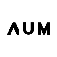 Voici le logo de la marque AUM PIERRE MINASSIAN qui représente son identité graphique.