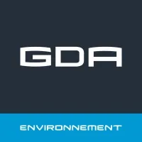 Voici le logo de la marque GESTION DECHETS APPLIQUES ENVIRON (GDA ENVIRONNEMENT) qui représente son identité graphique.