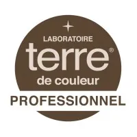 Voici le logo de la marque TERRE DE COULEUR qui représente son identité graphique.