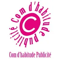 Voici le logo de la marque COM D'HABITUDE PUBLICITE qui représente son identité graphique.