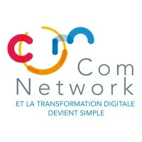 Voici le logo de la marque COM NETWORK qui représente son identité graphique.