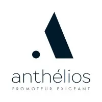 Voici le logo de la marque ANTHELIOS qui représente son identité graphique.