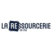 Voici le logo de la marque LA RESSOURCERIE DE L ILE qui représente son identité graphique.