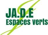 Voici le logo de la marque JARDIN ET DECORATION EXTERIEURE (JA.D.E. ESPACES VERT) qui représente son identité graphique.