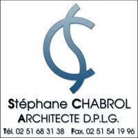 Voici le logo de la marque STEPHANE CHABROL ARCHITECTE DPLG qui représente son identité graphique.