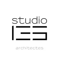 Voici le logo de la marque STUDIO-135 ARCHITECTES qui représente son identité graphique.