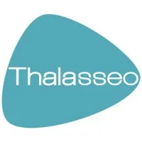 Voici le logo de la marque TRAVELSPA (Thalasseo) qui représente son identité graphique.