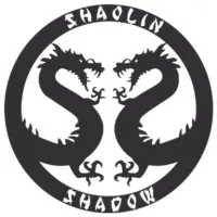 Voici le logo de la marque SHAOLIN SHADOW qui représente son identité graphique.