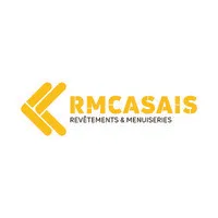 Voici le logo de la marque RMCASAIS-REVETEMENTS ET MENUISERIES qui représente son identité graphique.