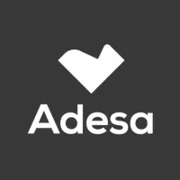 Voici le logo de la marque ADESA qui représente son identité graphique.