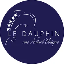Voici le logo de la marque CAMPING LE DAUPHIN S.A qui représente son identité graphique.