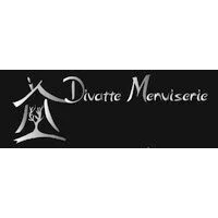 Voici le logo de la marque DIVATTE MENUISERIE qui représente son identité graphique.