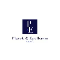 Voici le logo de la marque GROUPE PLACEK EPELBAUM (PE) qui représente son identité graphique.