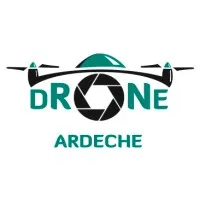 Voici le logo de la marque DRONE ARDECHE GROUPE qui représente son identité graphique.