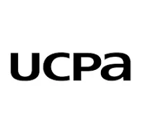 Voici le logo de la marque UCPA VENTS ET VOYAGES qui représente son identité graphique.