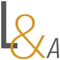 Voici le logo de la marque LUCCHESI & ASSOCIES qui représente son identité graphique.