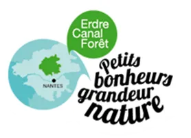 Voici le logo de la marque LES ARBRES ROUGES qui représente son identité graphique.