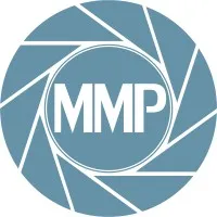 Voici le logo de la marque MESDAMES MESSIEURS PRODUCTION (MMP) qui représente son identité graphique.