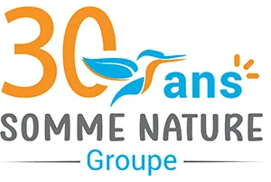 Voici le logo de la marque SOMME NATURE GROUPE qui représente son identité graphique.