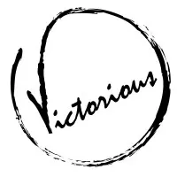 Voici le logo de la marque VICTORIOUS MUSIC qui représente son identité graphique.