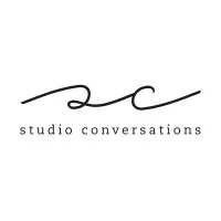 Voici le logo de la marque STUDIO CONVERSATIONS qui représente son identité graphique.
