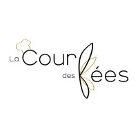 Voici le logo de la marque LA COUR DES FEES qui représente son identité graphique.