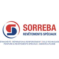 Voici le logo de la marque SORREBA REVETEMENTS SPECIAUX qui représente son identité graphique.
