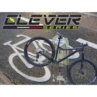Voici le logo de la marque CLEVER SERIES qui représente son identité graphique.