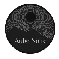 Voici le logo de la marque AUBE NOIRE qui représente son identité graphique.