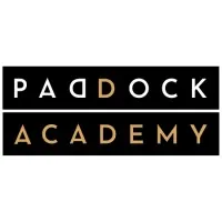 Voici le logo de la marque PADDOCK ACADEMY qui représente son identité graphique.